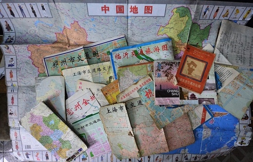 
	
	Những tấm bản đồ mà ông từng đem theo đã chất đầy theo năm tháng.