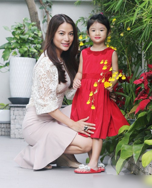 
	
	Bảo Tiên - con gái Trương Ngọc Ánh cũng là cô bé rất điệu đà và thích mặc váy.