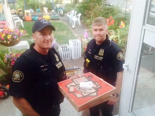 
	
	Khi một nhân viên giao hàng bị tai nạn trong lúc đang làm việc, hai anh cảnh sát này quyết định đi giao pizza giúp anh ấy.