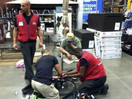 
	
	Những nhân viên bán hàng này đã không làm lơ trước khó khăn của người khác. Họ đang tận tình sửa lại chiếc xe lăn bị hỏng cho một cựu chiến binh. 
