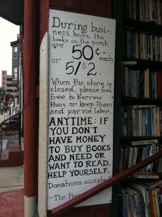 
	
	Đây là một cửa hàng sách 'lạ lùng' với bảng thông báo: 'Trong giờ buôn bán, mỗi quyển sách có giá 2,5 đô. Vào giờ đóng cửa, hãy thoải mái mượn những quyển sách mà bạn muốn hoặc cứ mang về nhà và trả tiền cho chúng tôi sau cũng được. Hãy tự giúp lấy mình bất kì lúc nào bạn không có tiền nhưng cần hoặc muốn đọc sách!'