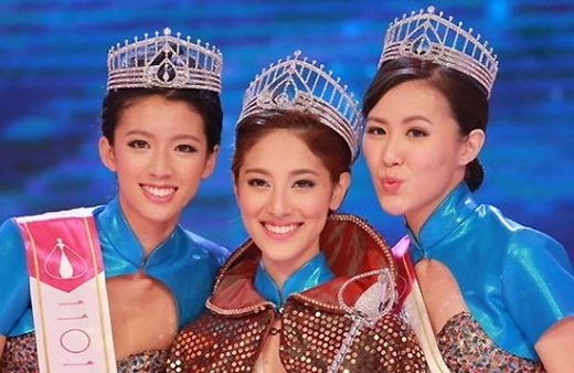
	
	Thái Tư Bối (trái) trong cuộc thi Hoa hậu Hồng Kông 2013