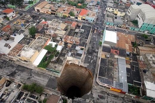 
	
	Chiếc hố này xuất hiện tại Guatemala vào 31/5/2010. Theo đo đạc, chiều rộng hố là 20 mét và sâu 30 mét.