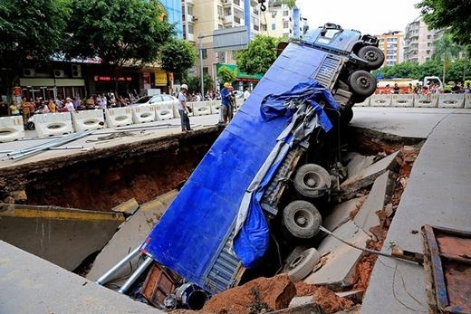 
	
	Cũng tại Trung Quốc, một 'hố tử thần' đã khiến chiếc xe tải gặp tai nạn vào ngày 14/8/2014.