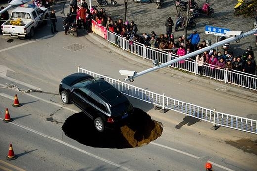 
	
	Một chiếc xe ô tô suýt bị 'hố tử thần' nuốt chửng tại Giang Tô, Trung Quốc. Hố xuất hiện vào ngày 12/1/2014.