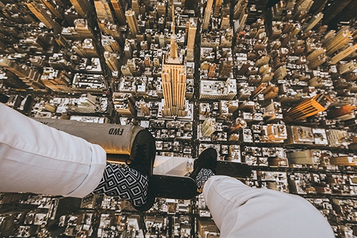 
	
	Nhắc đến New York thì không thể không nhắc đến tòa nhà Empire State. Đây là tòa nhà cao nhất New York với độ cao 381 m, 102 tầng được hoàn thành vào năm 1931. Để ngắm toàn cảnh New York, bạn có thể lên vị trí ngắm cảnh ở tầng 86 của tòa nhà. Có vị trí nằm cạnh biển nên cả tòa nhà gần như bị chìm trong sương mù, vì thế, nếu may mắn ngắm được ánh nắng trưa từ tần 86 là một cảm giác rất tuyệt vời mà du khách nào cũng muốn trải nghiệm.