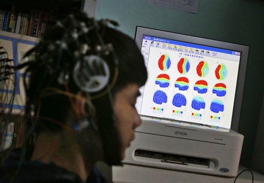 
	
	Các nhà khoa học tại trung tâm cai nghiện Internet Daxing đang quét não một thiếu niên nghiện internet để tìm ra các giải pháp chữa trị và nghiên cứu. Các nhà khoa học cũng cho rằng, cuộc sống quá áp lực đã khiến các thanh thiếu niên ngày càng lún sâu hơn vào internet.