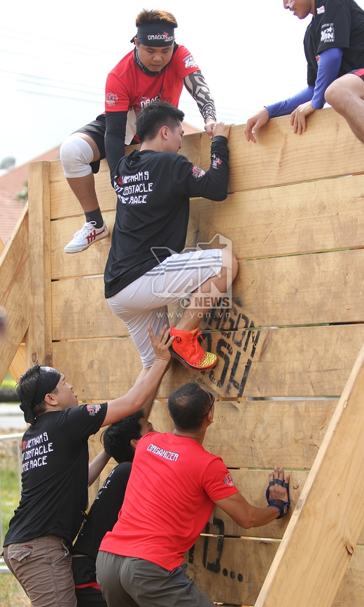 
	
	Thử thách trèo tường đòi hỏi nhiều thể lực.