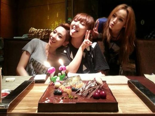 
	
	Suzy vắng mặt trong sinh nhật của các thành viên Miss A...