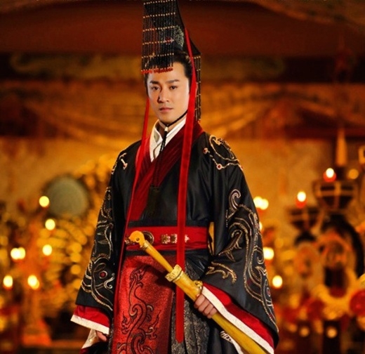 
	
	Lâm Phong vai vua Hán với trang phục uy nghiêm