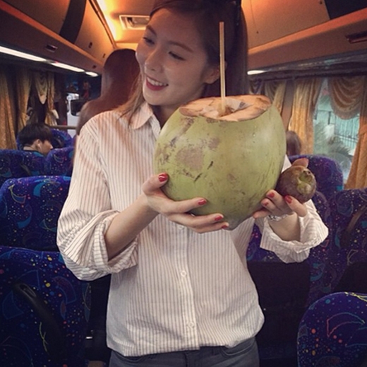 
	
	HyunA thích thú với nước dừa, nhiều fan đoán rằng cô nàng khoe ảnh đi du lịch ở một nước Đông Nam Á