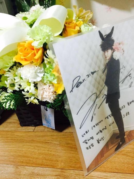
	
	Gửi hoa và quà, Lee Jong Suk không quên để lại lời nhắn: “Gửi Ji  Hye, chúc mừng sinh nhật 19 tuổi của em nhé. Anh hy vọng nơi em ở mùa xuân sẽ luôn nở rộ, giống như em, cô gái đẹp hơn cả những đóa hoa. Yêu em, Lee Jong Suk.”