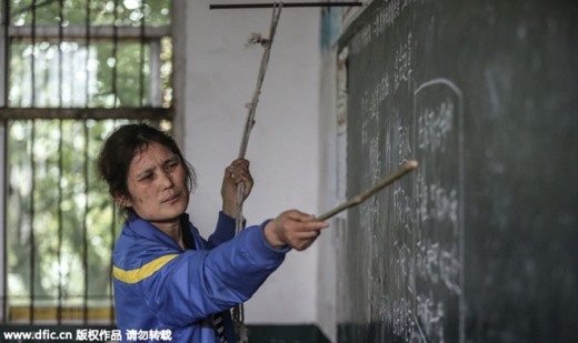 
	
	Cô giáo Zhu Youfang, là giáo viên của trường Shangluo, thuộc thành phố Đại Dã, tỉnh Hồ Bắc – Trung Quốc. Ba năm trước, cô bị mắc bệnh thoái hóa tiểu não (SCA), đây là một trong những bệnh rối loạn do di truyền. Căn bệnh SCA có đặc điểm mất sự phối hợp trong bàn tay, dáng đi, lời nói và mắt chuyển động kém.