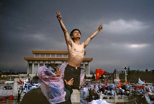 
	
	Một người biểu tình tại Quảng trường Thiên An Môn, Bắc Kinh năm 1989.