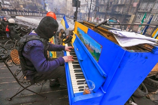 
	
	Một người biểu tình Ukrainia chơi piano trong cuộc bạo loạn ở thủ đô Kiev.