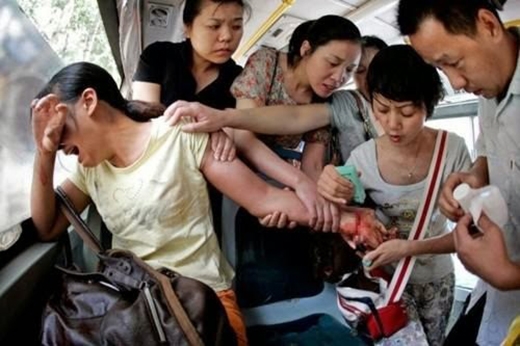 
	
	Những hành khách trên chuyến xe bus đang cố gắng cứu lấy một người phụ nữ có ý định tự tử (Trung Quốc).