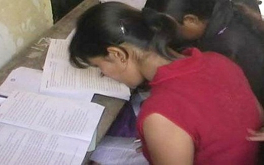 
	
	Một học sinh đang quay cóp khi làm bài kiểm tra.