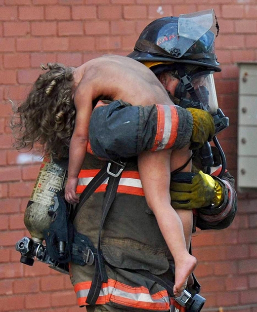 
	
	Lính cứu hỏa Donald Spindler đã cứu cậu bé 6 tuổi Aaliyah Frazier khỏi một đám cháy ở Ấn Độ.