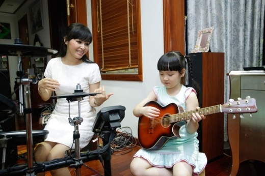 
	
	Lúc rảnh rỗi, Bích Ngọc xin phép mẹ vào phòng nhạc cụ hát và học đàn. Ngoại trừ các tiết mục biểu diễn tại Vietnam's Got Talent do mẹ dựng, Bích Ngọc chưa từng được đào tạo thanh nhạc.