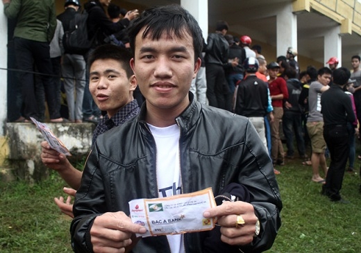 
	
	Nguyễn Xuân Hùng may mắn sở hữu được một cặp vé. Chàng trai sinh năm 1992 đã đi từ Hà Tĩnh ra Vinh mua vé.
