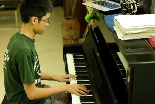 
	
	Ngoài nhảy dù, Quang Minh còn đam mê piano.