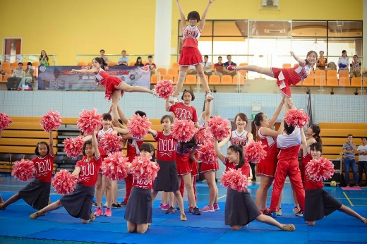     
Buổi lễ khai mạc kết thúc với màn biểu diễn đầy sôi động của đội tuyển cổ động RMIT Việt Nam kết hợp với đội văn nghệ của các bé đến từ mái ấm Hoa Hồng Nhỏ