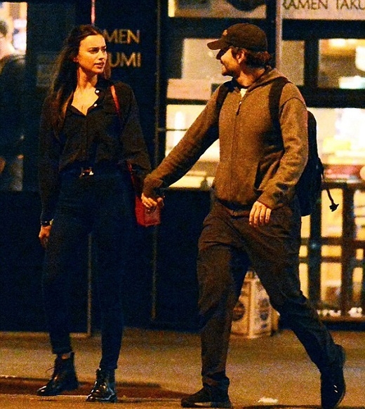 
	
	Irina Shayk và Bradley Cooper bị bắt gặp tay nắm tay đi trên đường phố New York.