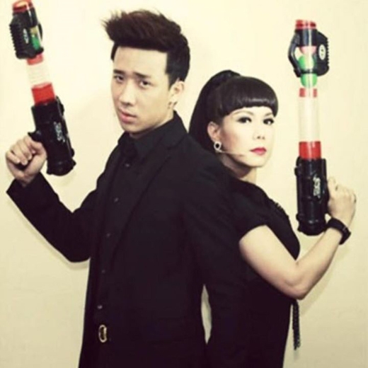 
	
	Trấn Thành và Việt Hương cực 'ngầu' trong bộ quần áo đen và cầm trên tay cây súng. Có vẻ như hai người đang chuẩn bị cho một phi vụ nào đó.