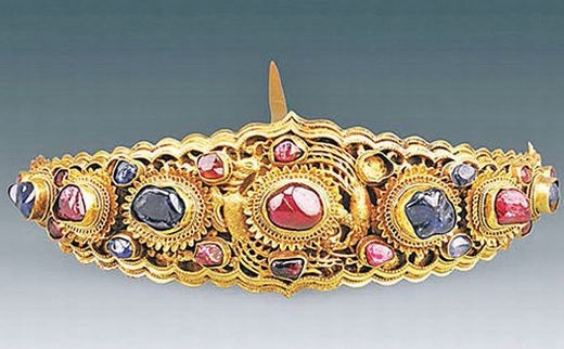 
	
	Một chiếc trâm khác cũng bằng vàng khảm đá quý, có bề ngang 14,2 cm và nặng 148,77 gram.