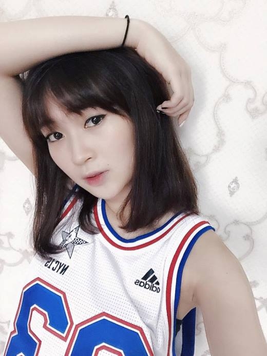 
	
	Cô hot girl Hà thành Sun Ht diện áo thể thao ba lỗ khoét sâu cực kì cá tính. Cô nàng chia sẻ trên trang cá nhân: “Nóng thế vẫn phải lao ra đường”.