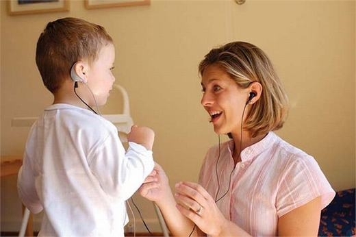 
	
	Nhà thính học có nhiệm vụ chẩn đoán và điều trị khả năng nghe của bệnh nhân bằng cách tìm hiểu các yếu tố liên quan đến thính giác. Mức lương họ nhận được là 69,720 USD/năm nhưng họ phải có trình độ tiến sĩ.