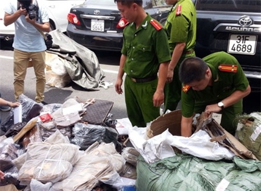 
	
	Lực lượng chức năng thu giữ hàng hiệu giả - Ảnh: Quang Minh