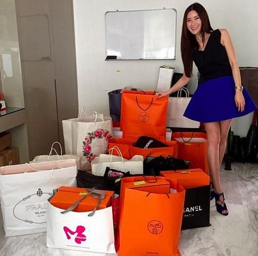 
	
	Những hình ảnh của Jamie Chua - cựu tiếp viên hàng không của hãng Singapore Airlines - với những đồ hiệu đắt tiền, những lần shopping “không cần nhìn giá” được cô đăng tải trên Instagram khiến nhiều người, đặc biệt là phụ nữ ao ước.