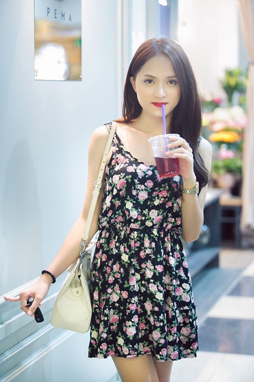 
	
	Hương Giang Idol nữ tính trong chiếc váy hoa ngắn với những họa tiết hoa hồng nổi bật trên nền đen.