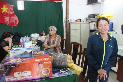 
	
	Ngày 3/6, chị Huỳnh Thị Ánh Hồng (SN 1978, quê Quảng Ngãi, ngụ Q.Tân Bình) đã mua 7 tạ gao, 1 dàn âm li, 2 micro, trao tặng cho Hội người mù quận Tân Bình, TP.HCM.