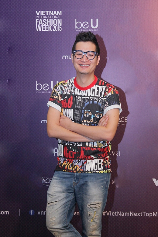 
	
	Nhiếp ảnh gia Samuel Hoàng tiếp tục lựa chọn kết hợp T-shirt họa tiết cùng jeans rách cá tính.