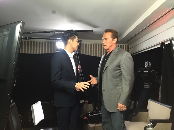 
	
	Nam ca sĩ còn thoải mái trò chuyện với Arnold Schwarzenegger - Tin sao Viet - Tin tuc sao Viet - Scandal sao Viet - Tin tuc cua Sao - Tin cua Sao