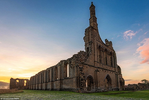 
	
	Hình ảnh của công trình Byland Abbey, tọa lạc tại vùng North Yorkshire. Công trình bị thời gian tàn phá này đã từng là một tu viện, hiện nay chỉ còn sót lại những ô cửa sổ hoa hồng lớn. Ngoài ra, những mảng gạch lát màu sắc rực rỡ hay bục giảng vẫn được trùng tu và giữ lại đến tận ngày nay.