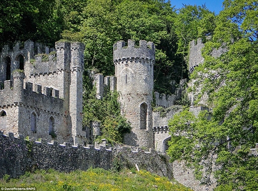 
	
	Lâu đài Gwrych được xây dựng vào năm 1812 và mất đến 10 năm để hoàn thành. Tòa lâu đài tọa lạc tại vùng Abergele thuộc tỉnh Conwy, xứ Wales. Nơi đây đã từng là nhà của khoảng 200 người tị nạn gốc Do Thái trong suốt Chiến tranh thế giới thứ hai.