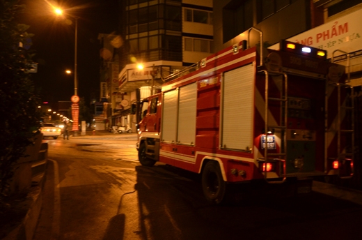 
	
	Nhiều xe cứu hỏa được điều động đến hỗ trợ dập lửa