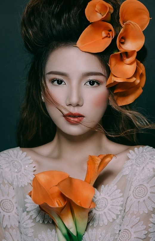 
	
	Lấy sắc cam làm tone màu chủ đạo, diễn viên Lê Hạ Anh gợi ý cho các cô gái trẻ cách trang điểm kết hợp hài hòa giữa nét đẹp tự nhiên và tinh thần gợi cảm, ấn tượng.
