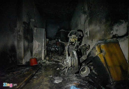 
	
	Bếp, tủ lạnh và 3 xe máy tại tầng 1 ngôi nhà bị thiêu rụi.