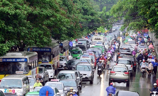 
	
	Mưa lớn tại Hà Nội khiến nhiều phương tiện bị ùn tắc. Ảnh: Zing