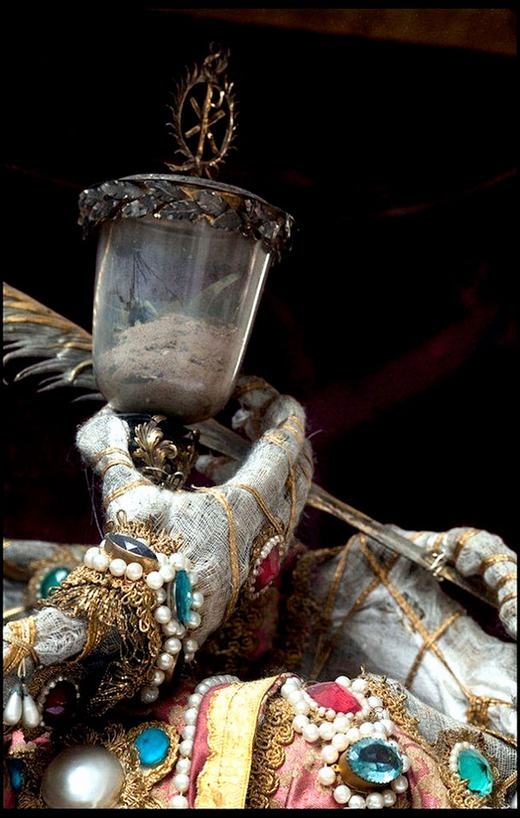
	
	Đây là bàn tay Thánh Munditia đeo đầy trang sức tại nhà thờ St Peter ở Munich