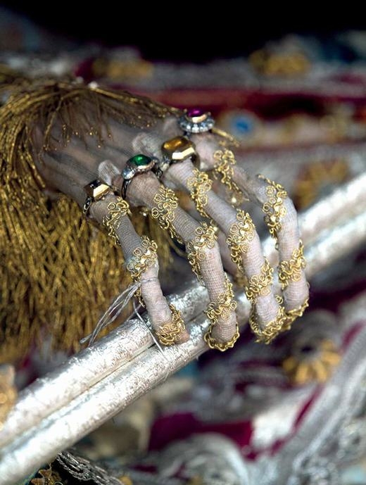 
	
	Bàn tay của Thánh Valentin được đặt ở Bad Schussenreid, Đức. Trên tay, thánh đeo đầy nhẫn và trang sức vàng lộng lẫy.