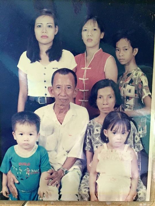 
	
	Anh chàng ca sĩ Kelvin Huy Khánh đã chia sẻ hình ảnh ngày bé của anh chụp cùng các thành viên trong gia đình lên trang cá nhân. Có thể thấy lúc bé Huy Khánh rất kháu khỉnh và dường như những nét đáng yêu đó vẫn được giữ cho đến giờ.