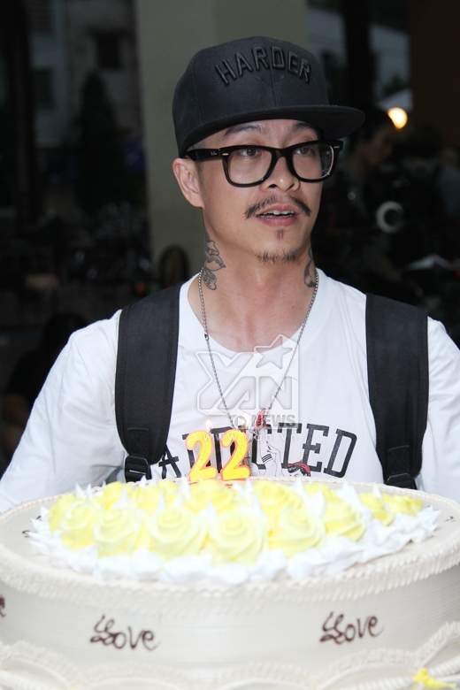 
	
	Đạo diễn Việt Max đại diện đoàn làm phim mang chiếc bánh kem ra tặng cho Chi Pu. - Tin sao Viet - Tin tuc sao Viet - Scandal sao Viet - Tin tuc cua Sao - Tin cua Sao