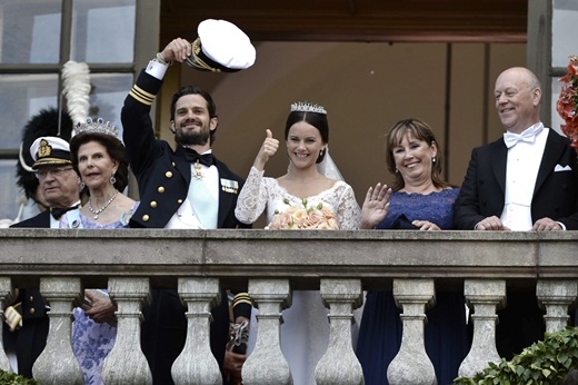 
	
	Hoàng tử Carl Phillip, Công nương Sofia cùng bậc song thân của 2 bên gửi lời cám ơn đến những người dân đã đến đây tham dự và chúc mừng lễ cưới của họ