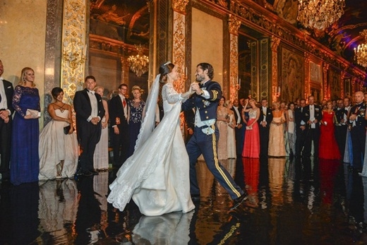 
	
	Cặp đôi khiêu vũ điệu valse đầu tiên sau khi kết thúc lễ rước dâu.