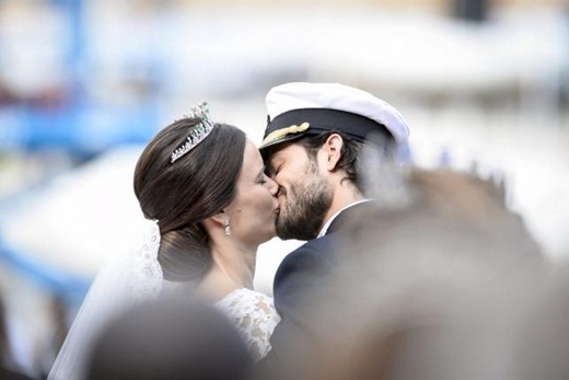 
	
	Cặp đôi tân lang - tân nương trao nhau nụ hôn ngọt ngào sau lễ rước dâu